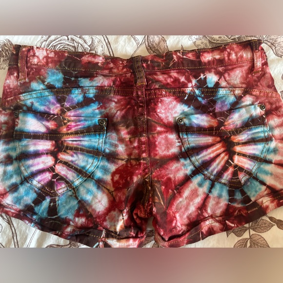 Gypsy Rose tie-dye shorts - Picture 2 of 3